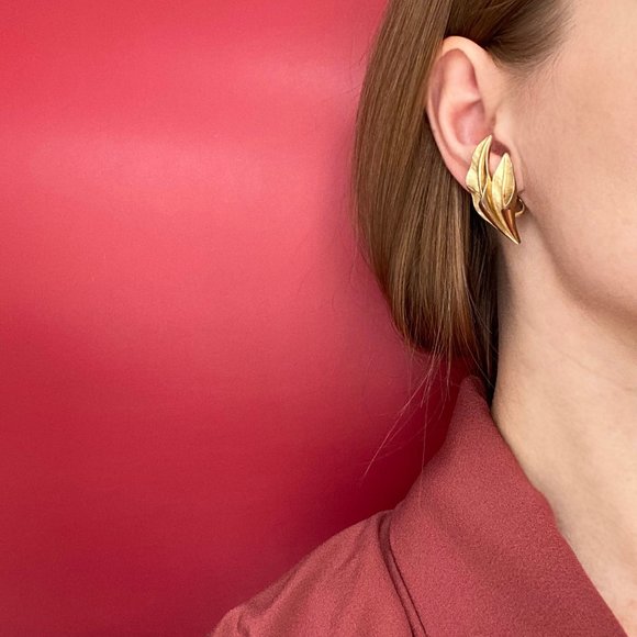 Vintage gold leaf earrings clip on, signed Crown Trifari leaves jewelry - Picture 2 of 16